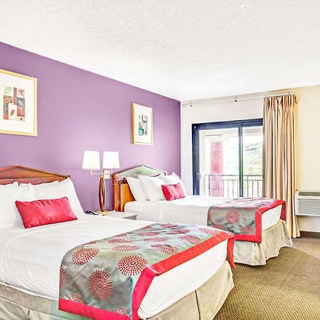 Ramada By Wyndham Rockaway Hotel Bagian luar foto