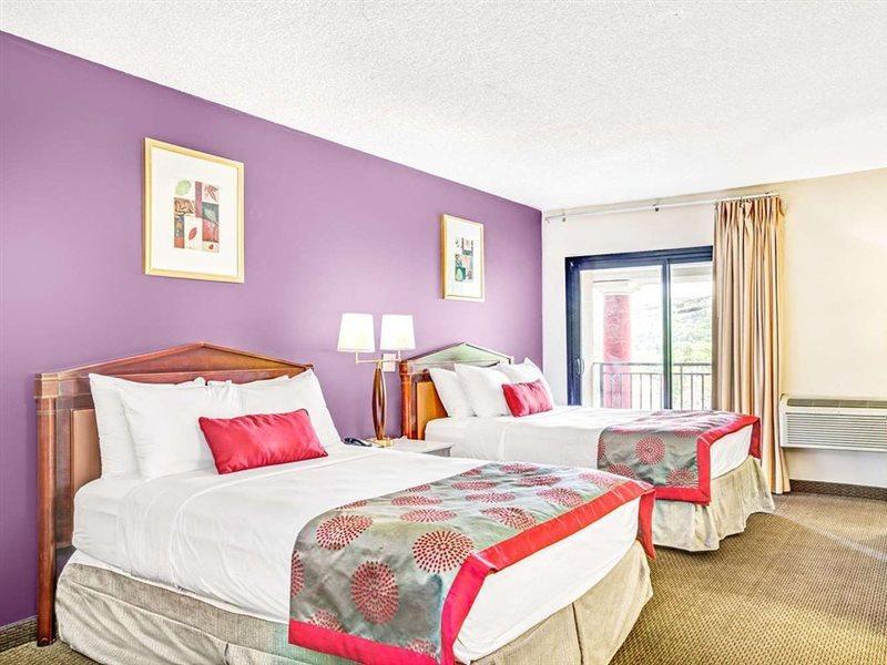 Ramada By Wyndham Rockaway Hotel Bagian luar foto