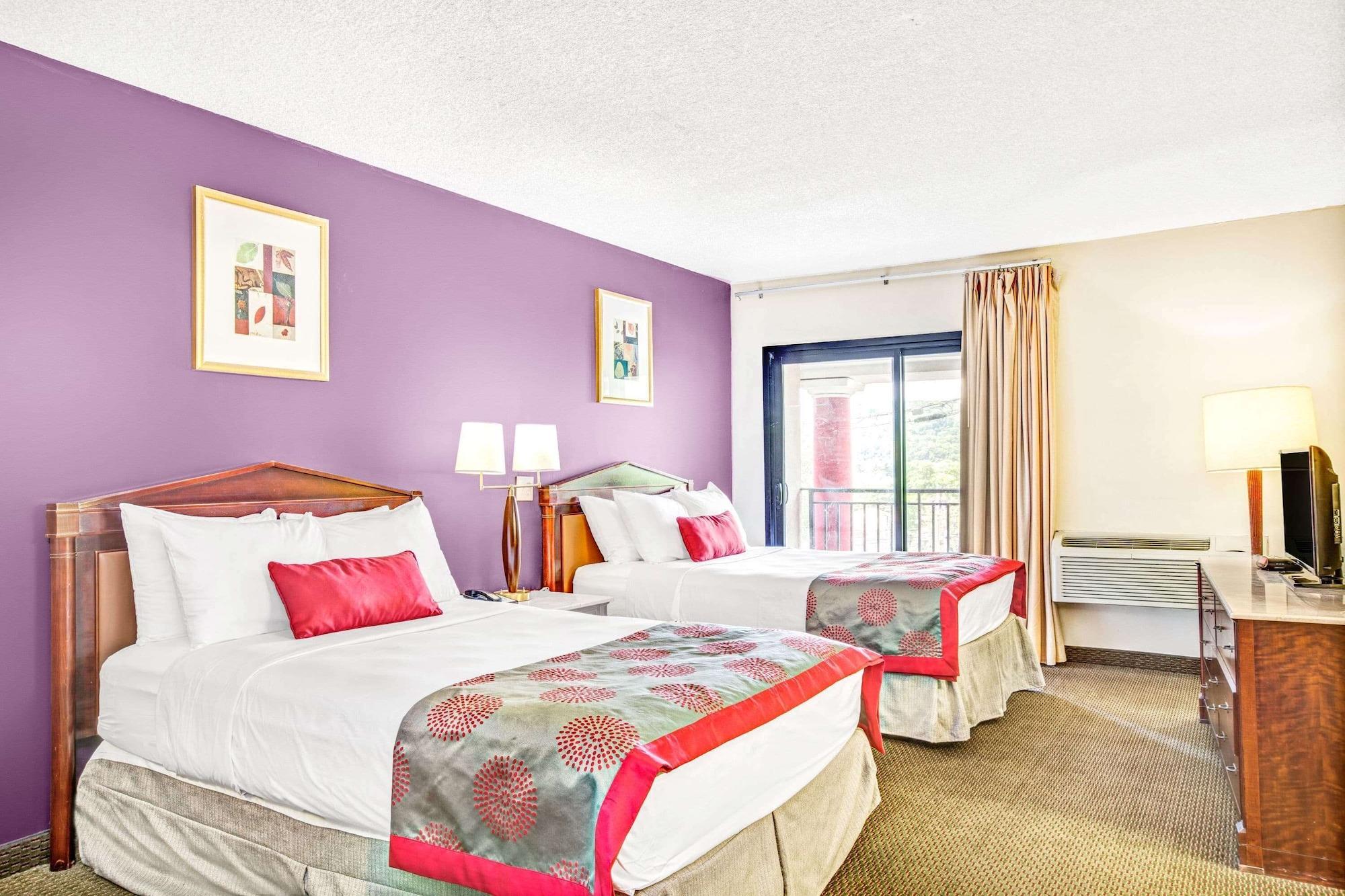 Ramada By Wyndham Rockaway Hotel Bagian luar foto