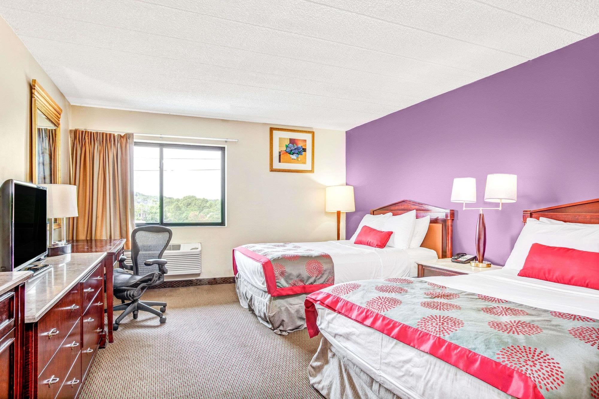 Ramada By Wyndham Rockaway Hotel Bagian luar foto