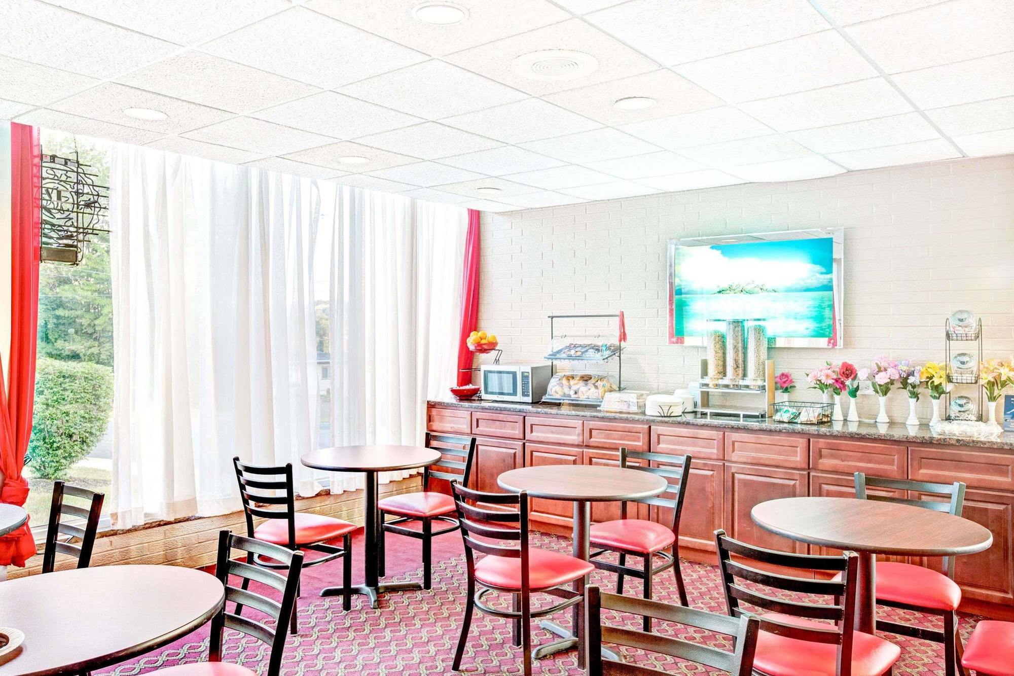 Ramada By Wyndham Rockaway Hotel Bagian luar foto