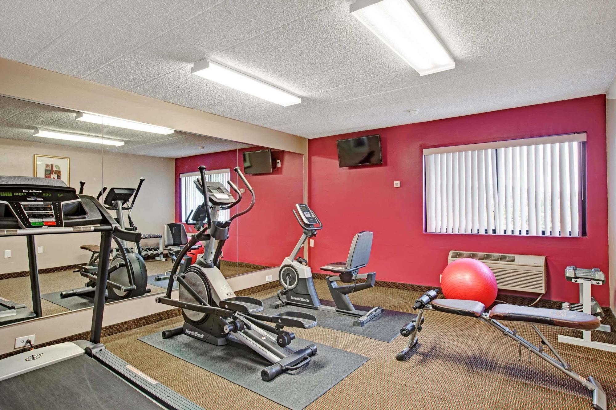Ramada By Wyndham Rockaway Hotel Bagian luar foto