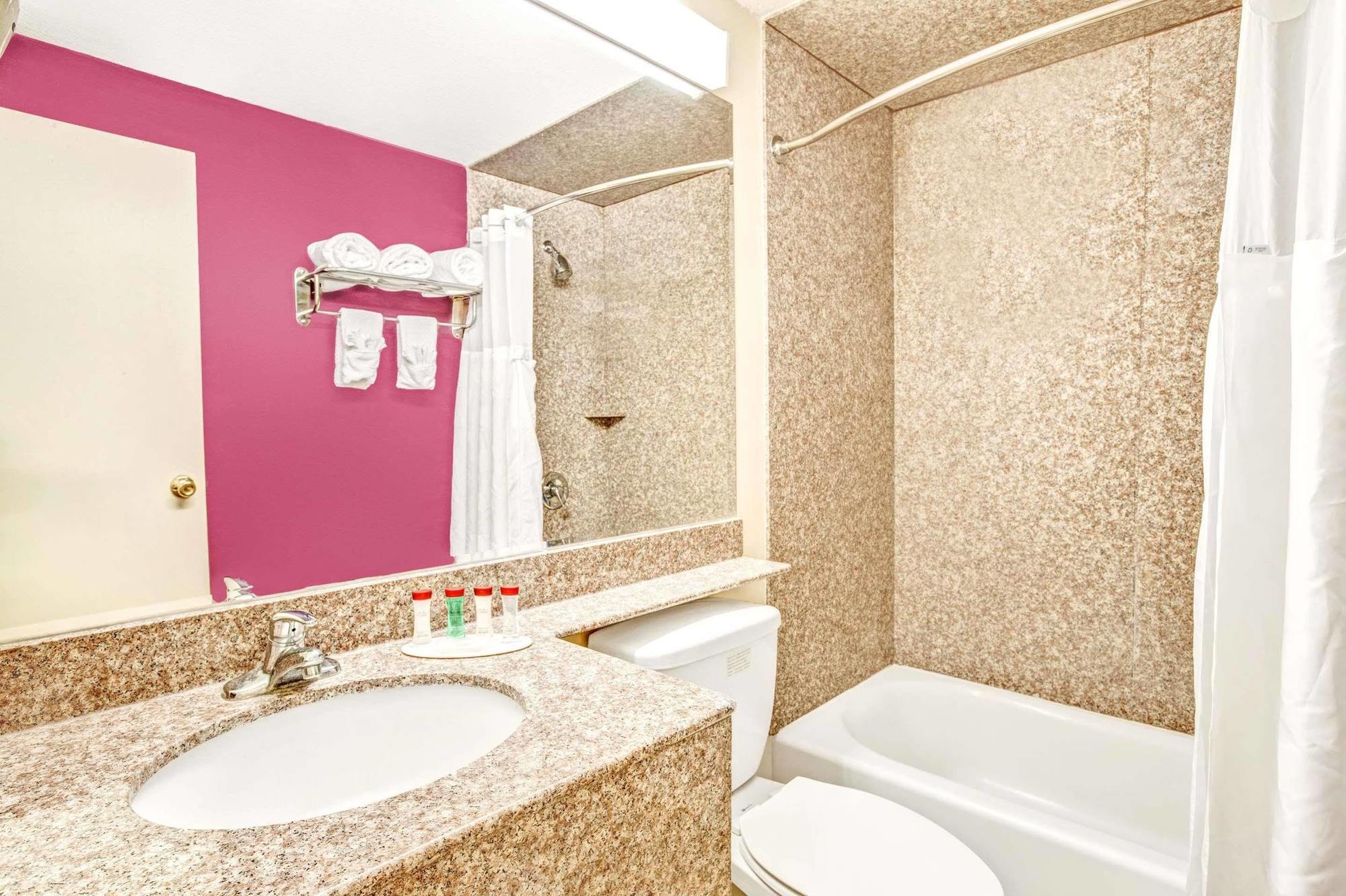 Ramada By Wyndham Rockaway Hotel Bagian luar foto