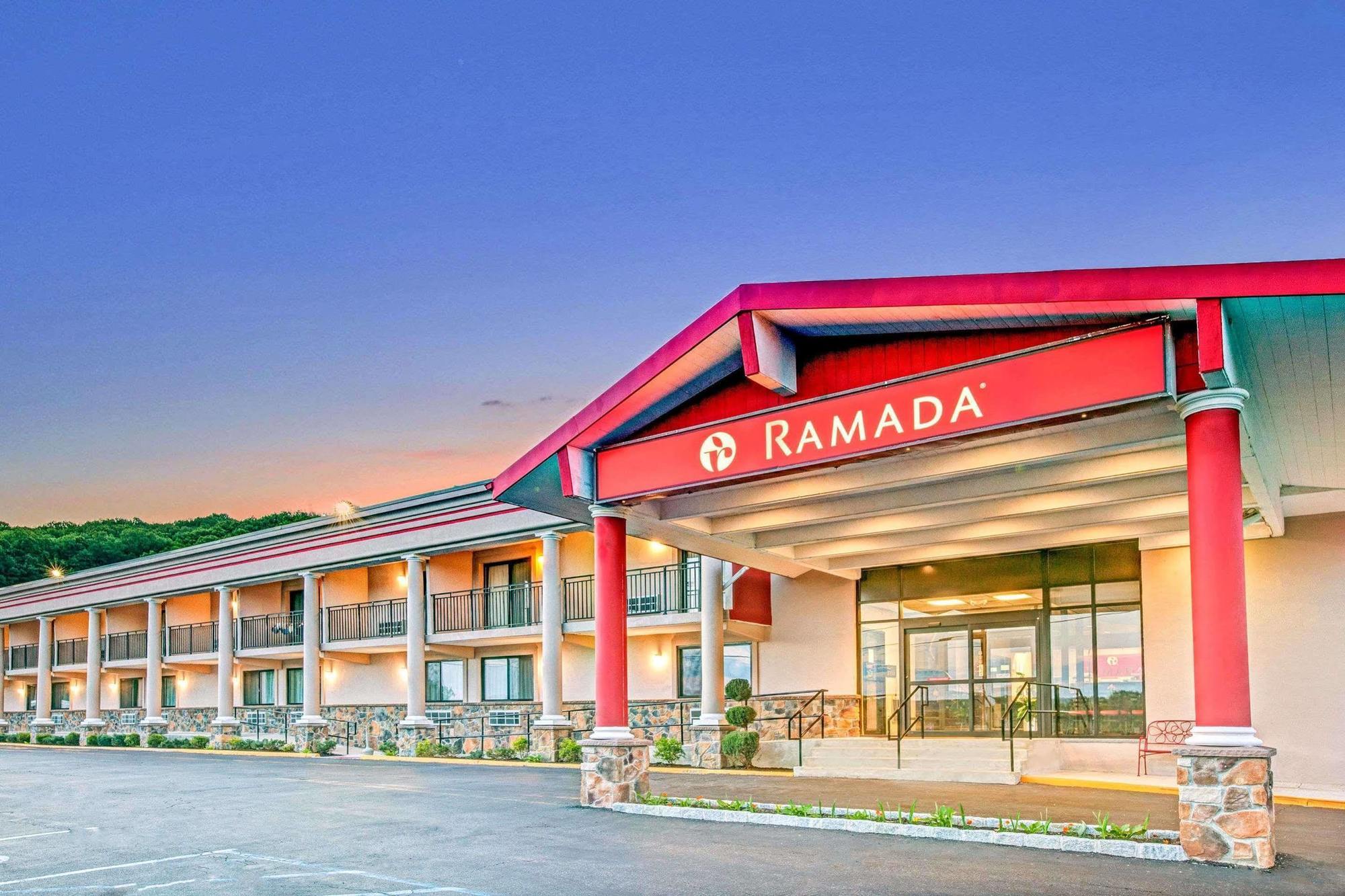 Ramada By Wyndham Rockaway Hotel Bagian luar foto