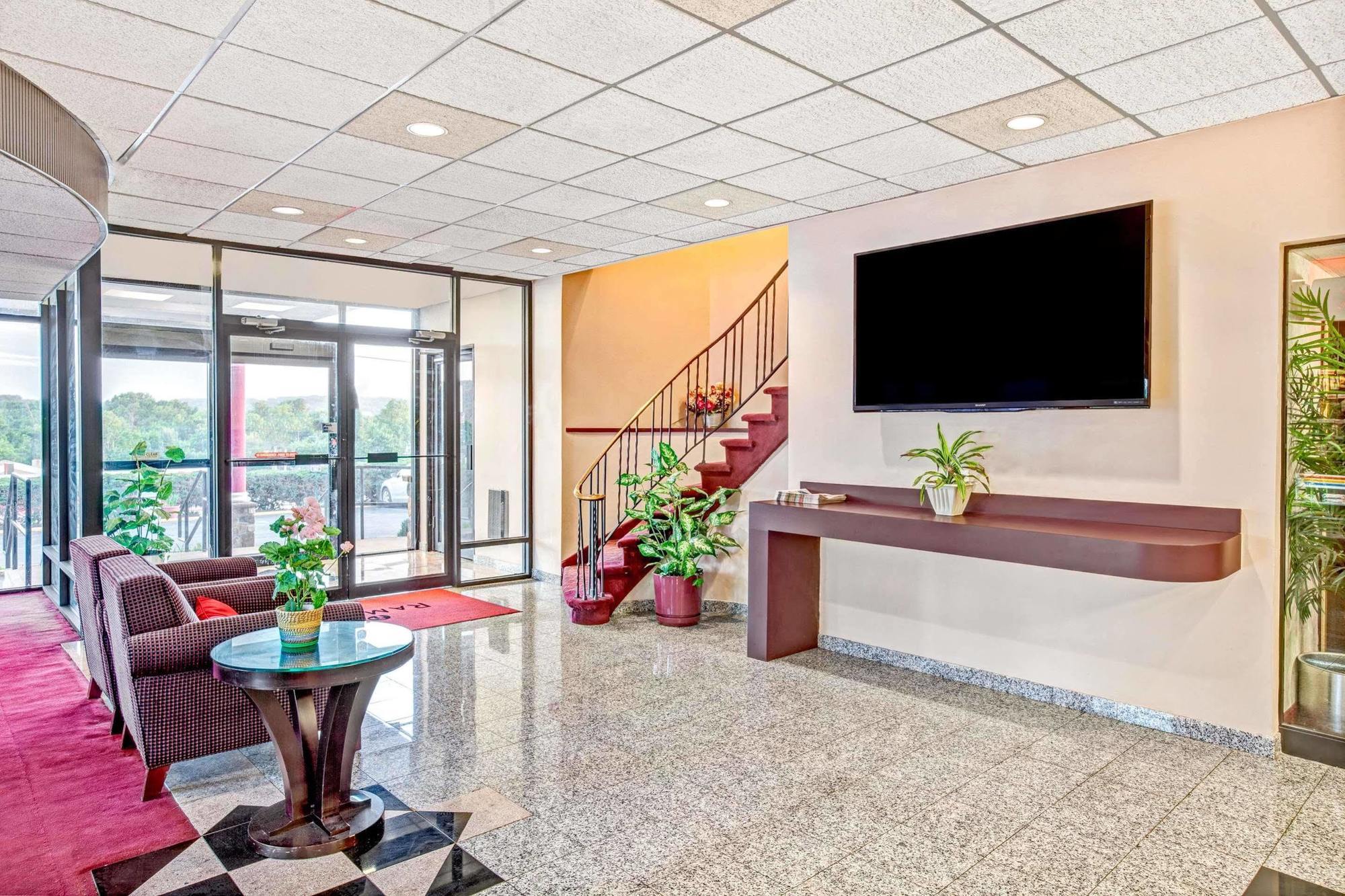 Ramada By Wyndham Rockaway Hotel Bagian luar foto